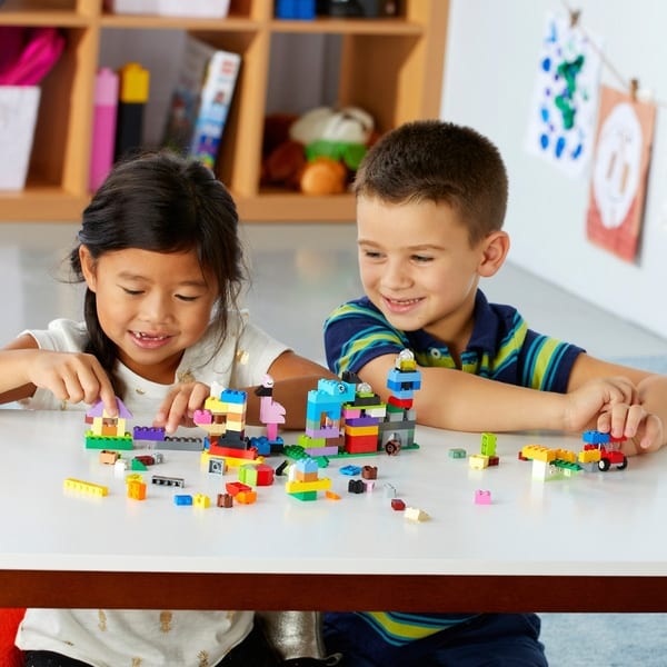 Lego Classic 10713 Creative Suitcase